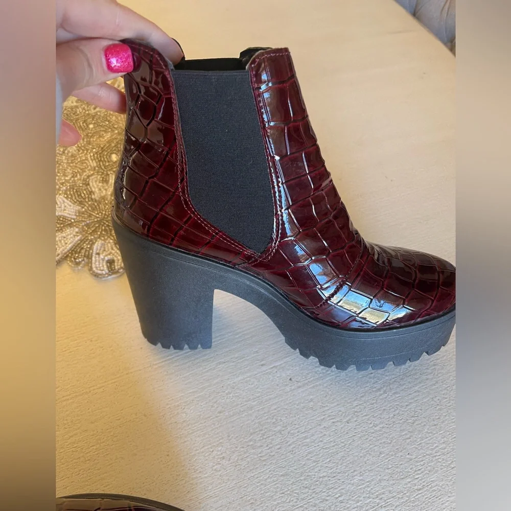 Top Moda boots Size 6 croco embossed shiny burgundy red‎ boots ❤️❤️